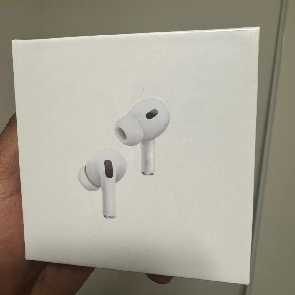Apple AirPods (2nd generation w noise cancellation)